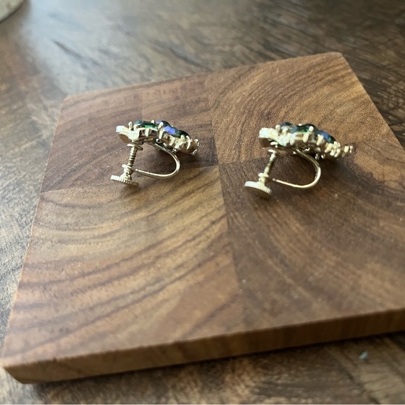 VTG Lisner screw back iridescent blue/green stone earrings in gold tone - Picture 3 of 8